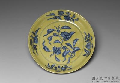 图片[2]-Dish with flowering pomegrante, fruiting branches and lotus sprigs, in underglaze blue on a yellow ground, Ming dynasty, Chenghua reign, 1465-1487-China Archive